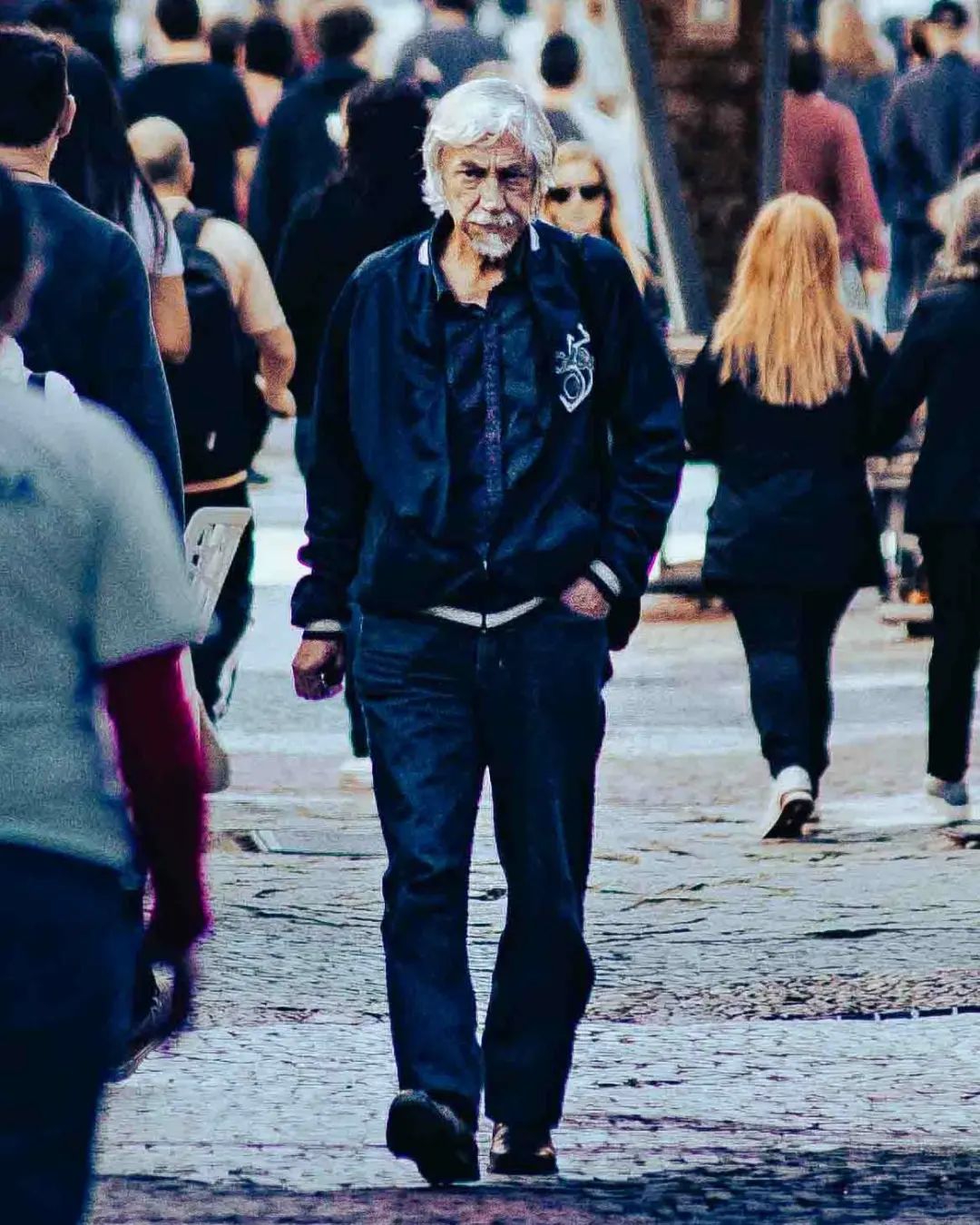 Going against the flow : faces in the crowd